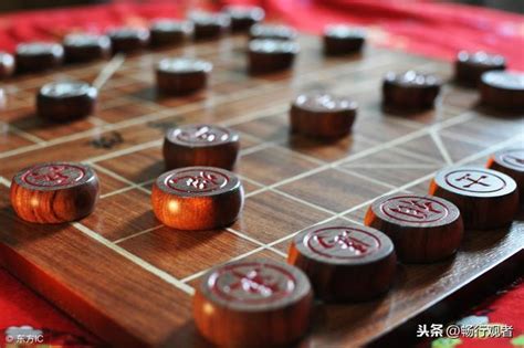 世事如棋局局新上一句|年光似鸟翩翩过，世事如棋局局新。